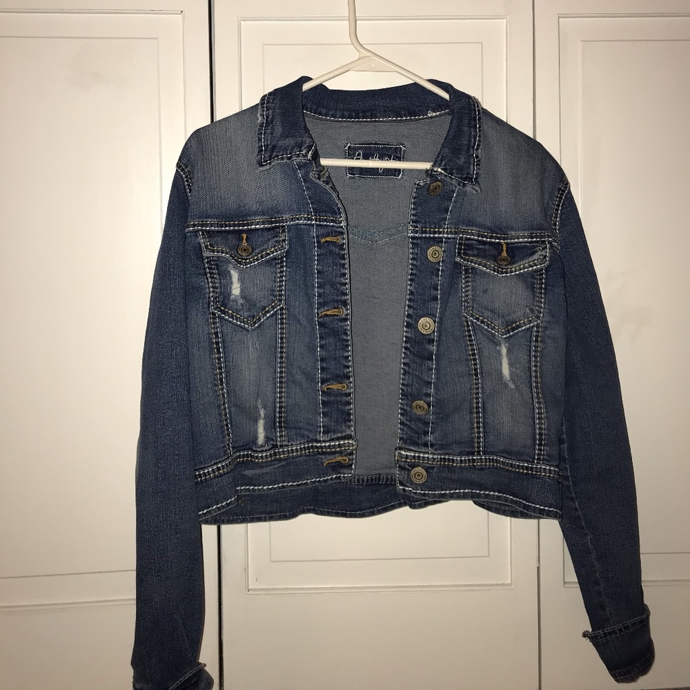 Cute ripped jean jacket (S/M)